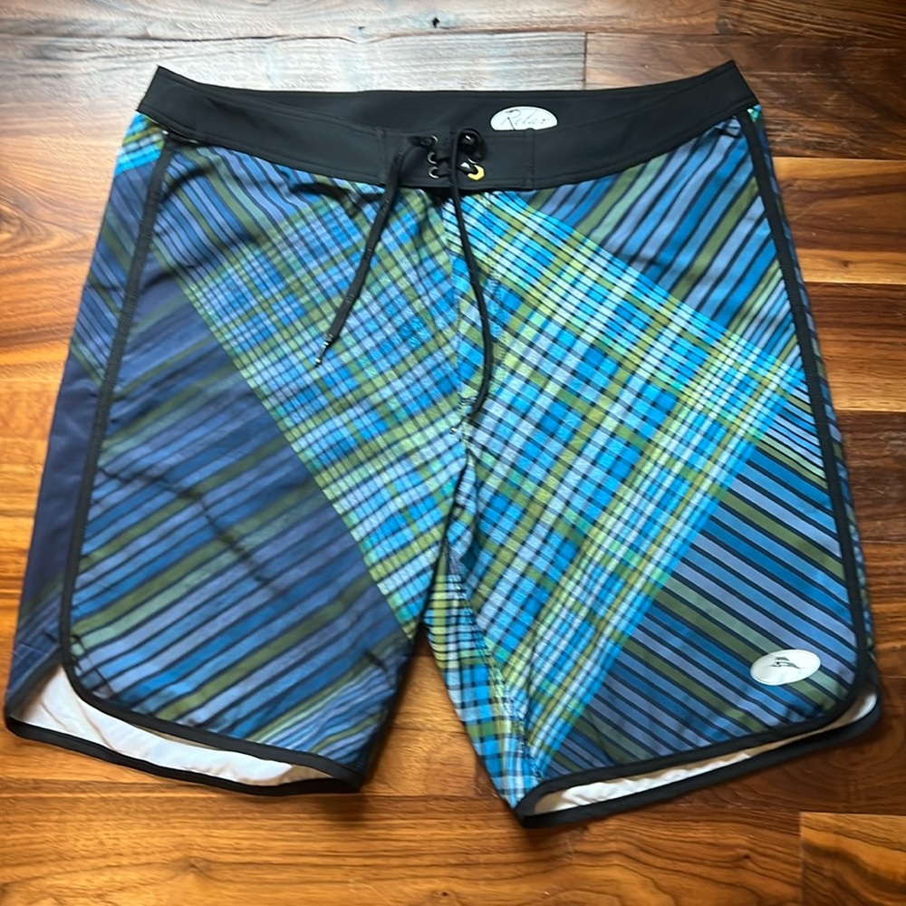 Relax by Tommy Bahama Men’s Board Shorts, Size 36